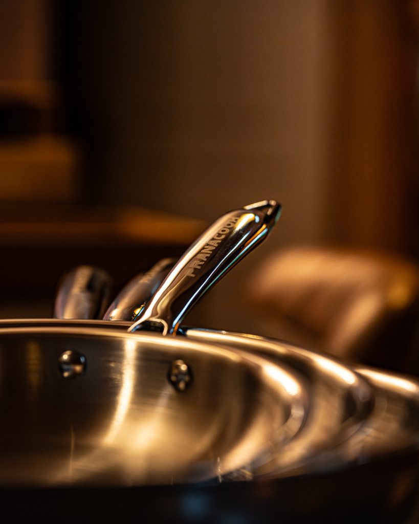 poêle inox qualité et lumière chaude