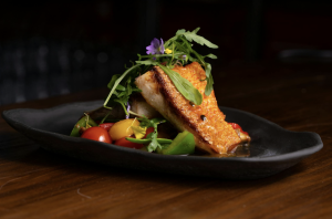 saumon peau croustillante poêle en inox, dressage gastronomique
