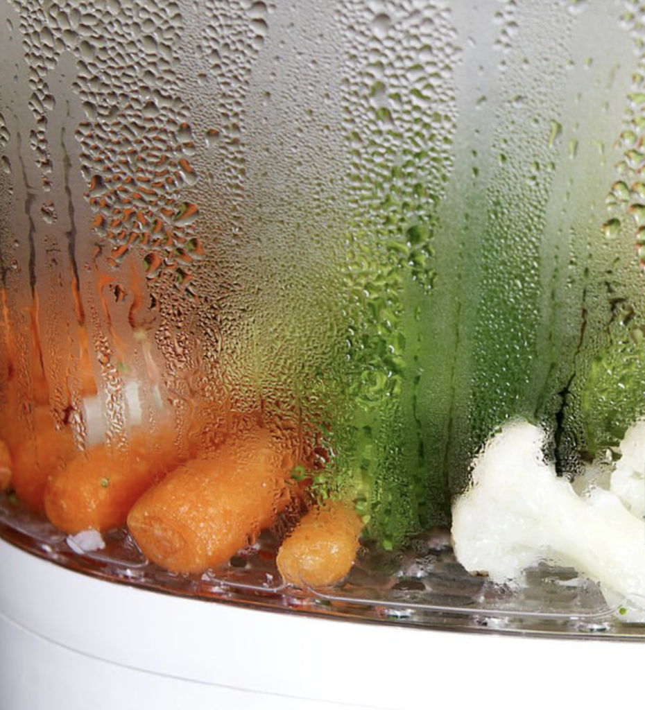 carottes, brocolis et chou-fleur en cours de cuisson vapeur, condensation sur les parois